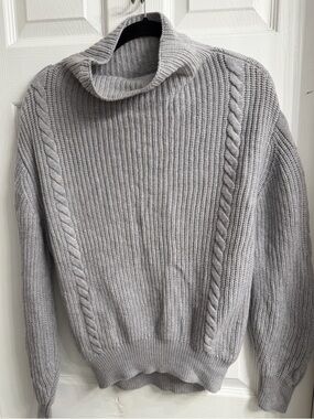 Aritzia X Wilfred Light Gray Ribbed Cable Knit Sweater